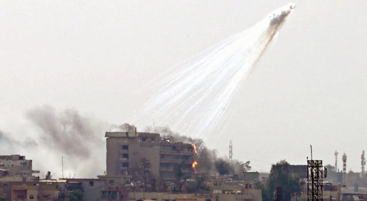 دخان وغبار يتصاعد من موقع في غرب الموصل بعد قصفه أمس (أ.ف.ب)