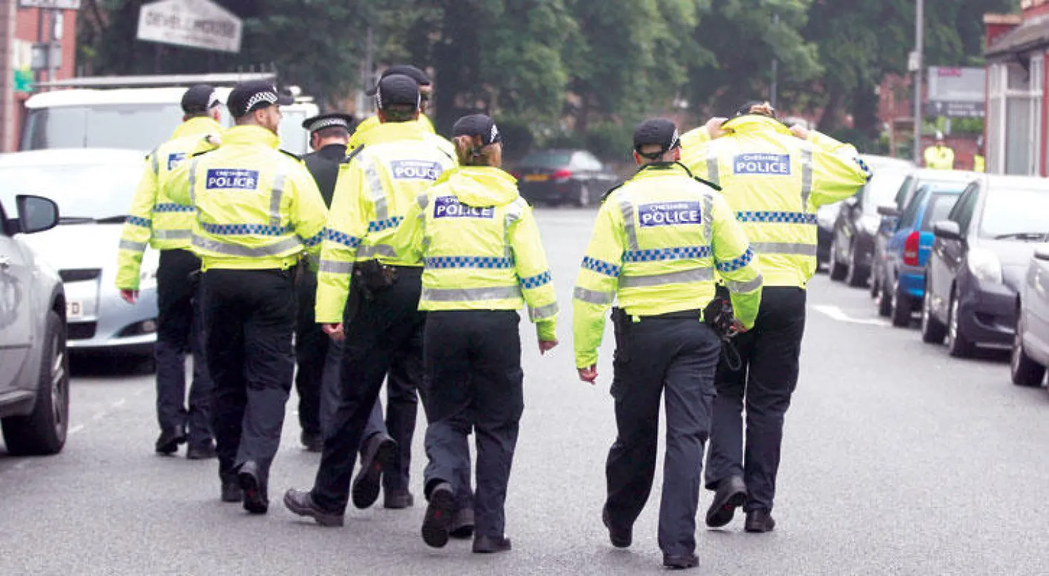 مجموعة من رجال الشرطة البريطانية في منطقة وسط المدينة بعد رصد سيارة ربما تكون «مهمة» للتحقيق أمس (رويترز)