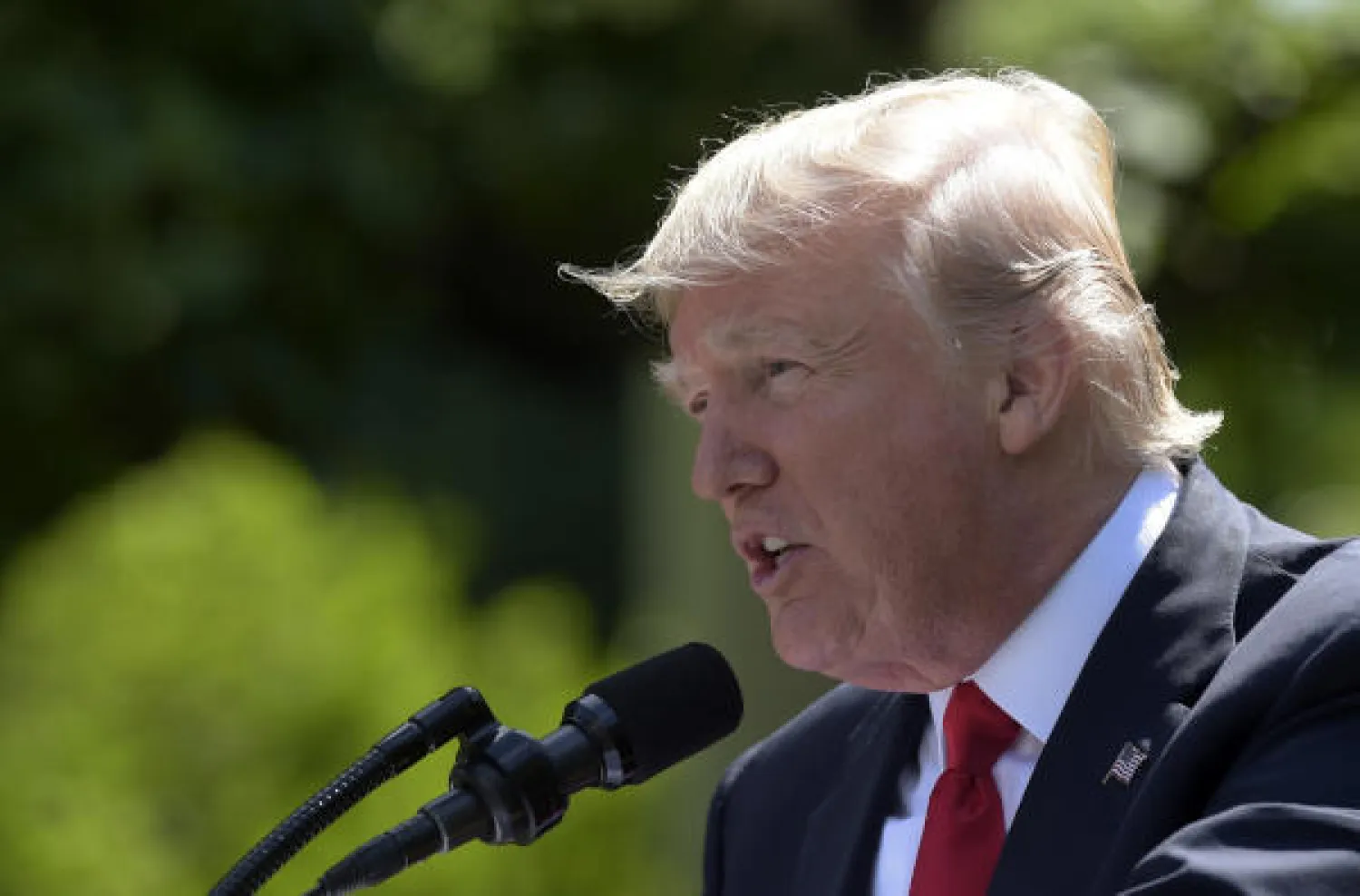 الرئيس الأميركي دونالد ترمب خلال كلمته التي أعلن فيها سحب بلاده من اتفاقية باريس للمناخ (أ.ب)