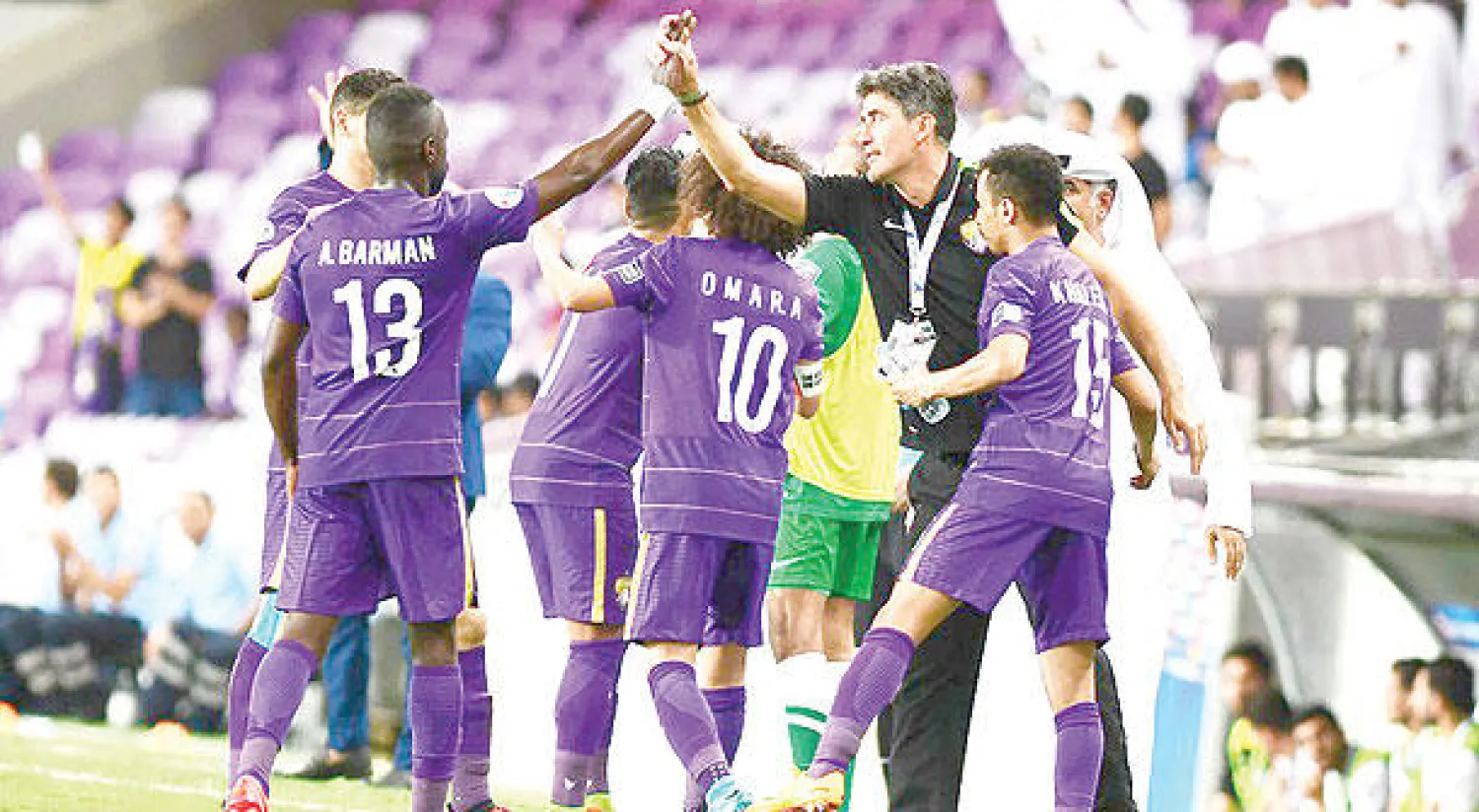 لاعبو العين يحتفلون بأحد أهدافهم في شباك استقلال طهران («الشرق الأوسط»)