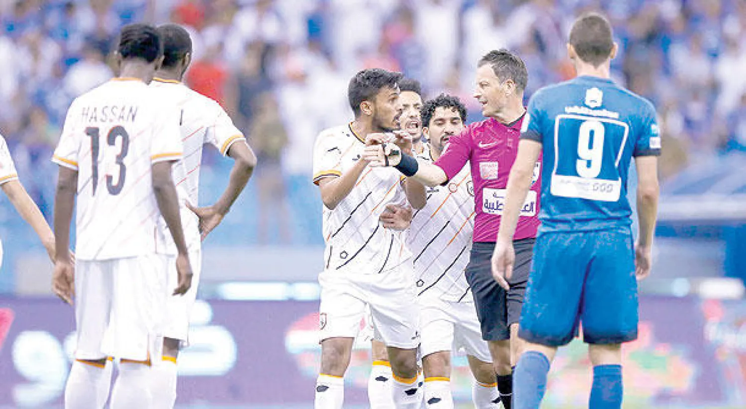 الحكم الأجنبي بات مطلباً هلالياً ملحاً في المباريات المهمة (تصوير: بدر الحمد)