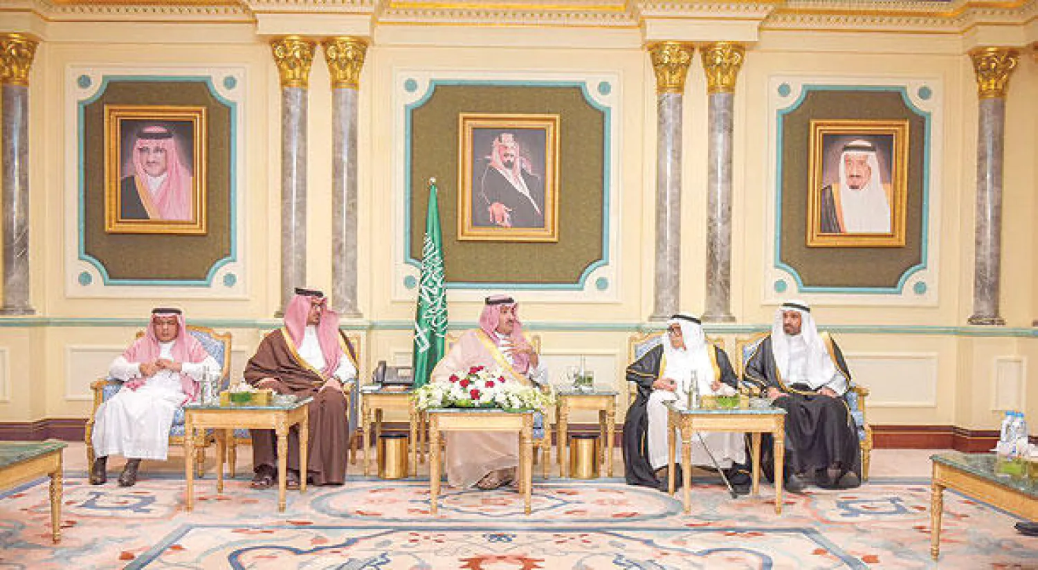 الأمير فيصل بن سلمان خلال لقائه مسؤولي الغرف السعودية (الشرق الأوسط)