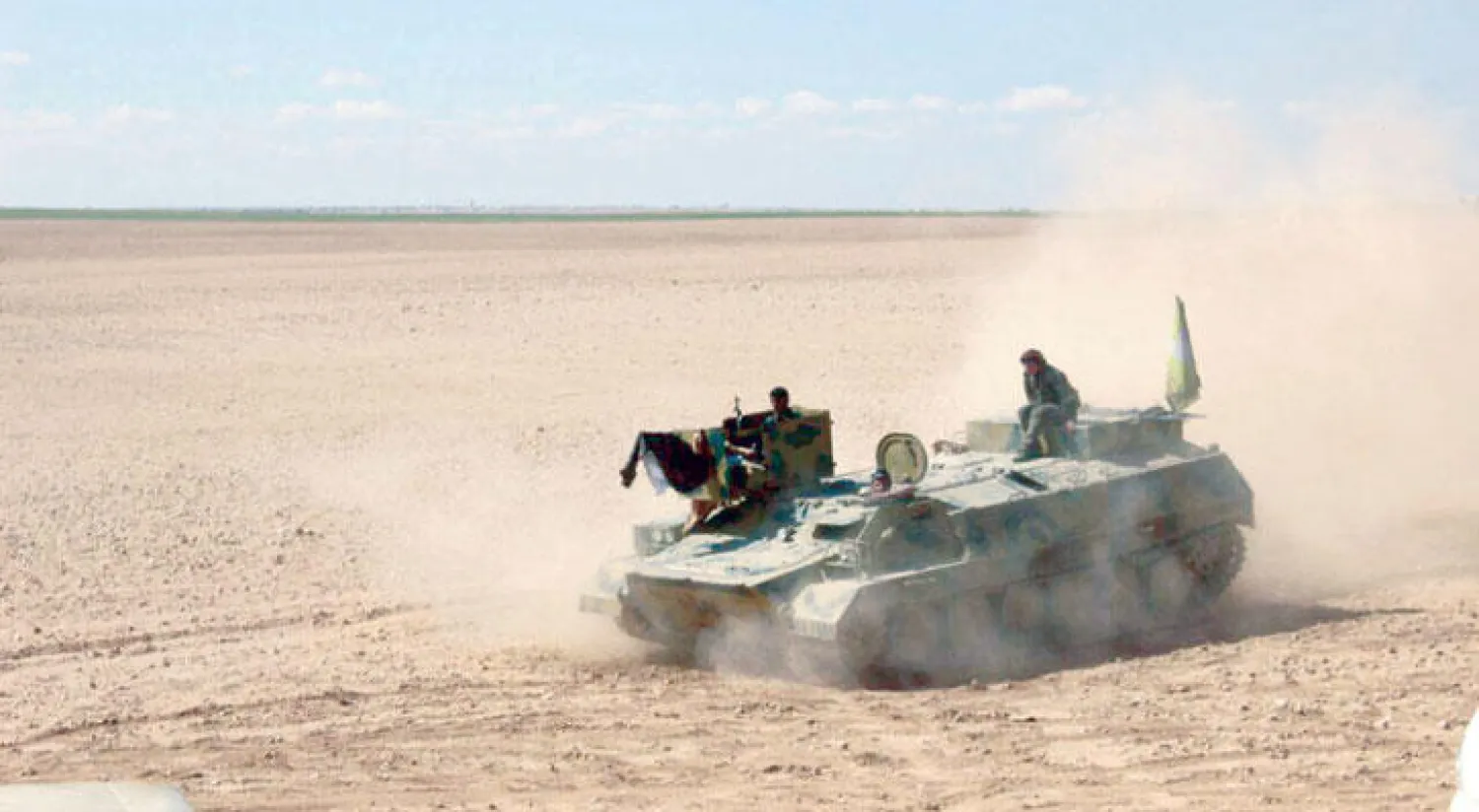 دبابة تابعة لـ«قوات غضب الفرات» خلال المعارك ضد «داعش» في ريف الرقة (حملة «غضب الفرات»)