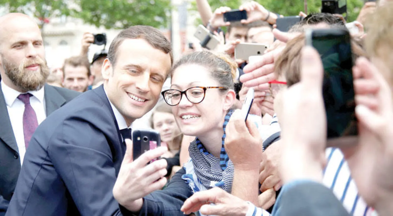 سيلفي مع الرئيس ماكرون في شوارع باريس (رويترز)