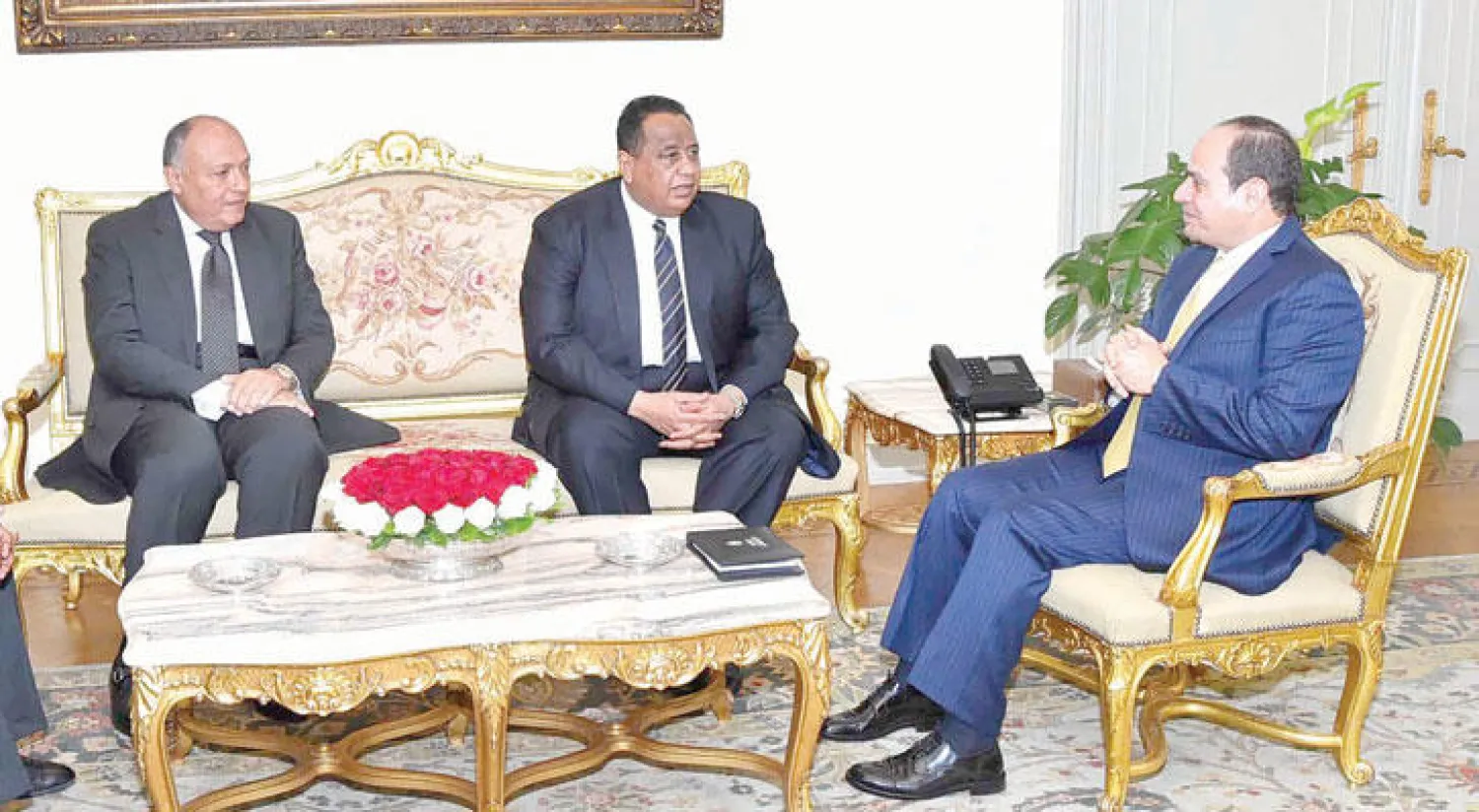 الرئيس المصري عبد الفتاح السيسي لدى استقباله وزير الخارجية السوداني إبراهيم الغندور بحضور سامح شكري وزير الخارجية المصري في القاهرة أمس («الشرق الأوسط»)