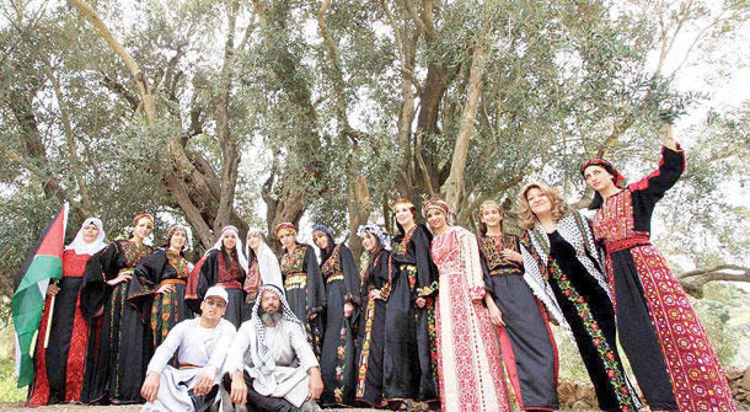 زوار ومهتمون بشجرة البدوي