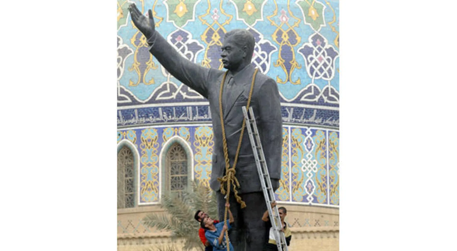 عندما أسقطت تماثيل صدام في بغداد في عام 2003 (أ.ب)