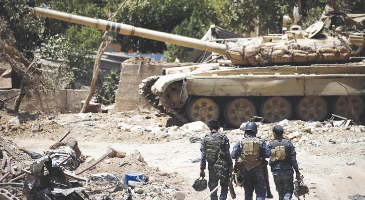 عناصر في الشرطة الاتحادية على خط التماس مع «داعش» في غرب الموصل أمس (رويترز)