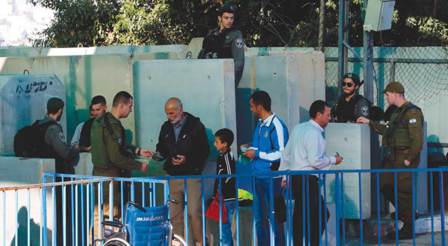 قوات إسرائيلية تفتش فلسطينيين عند حاجز بين مدينتي بيت لحم والقدس في الضفة الغربية (أ.ف.ب)