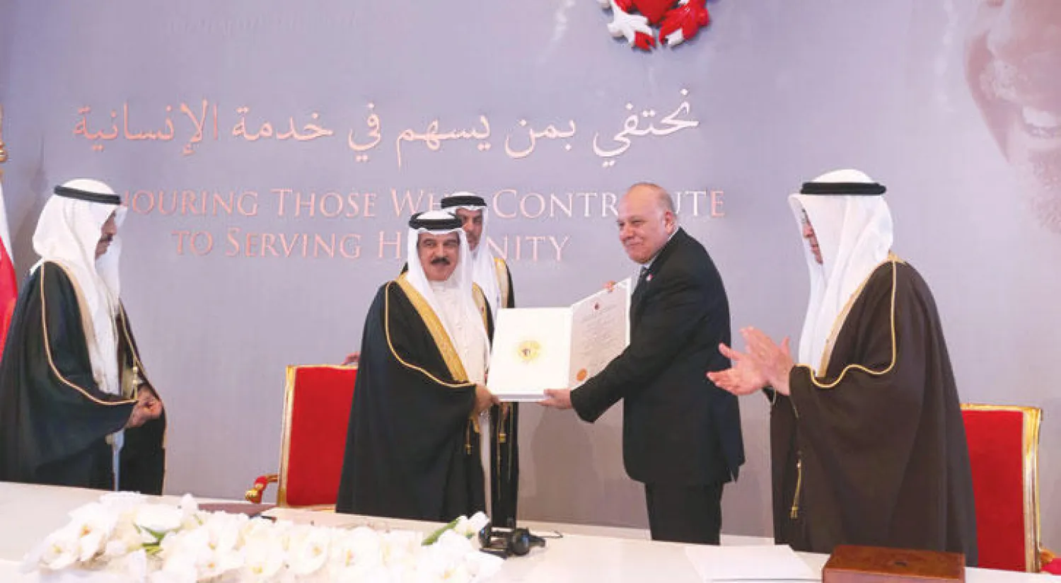 الملك حمد بن عيسى آل خليفة يسلم الجائزة للدكتور عمرو عزت سلامة رئيس مجلس أمناء مؤسسة مستشفى سرطان الأطفال بمصر