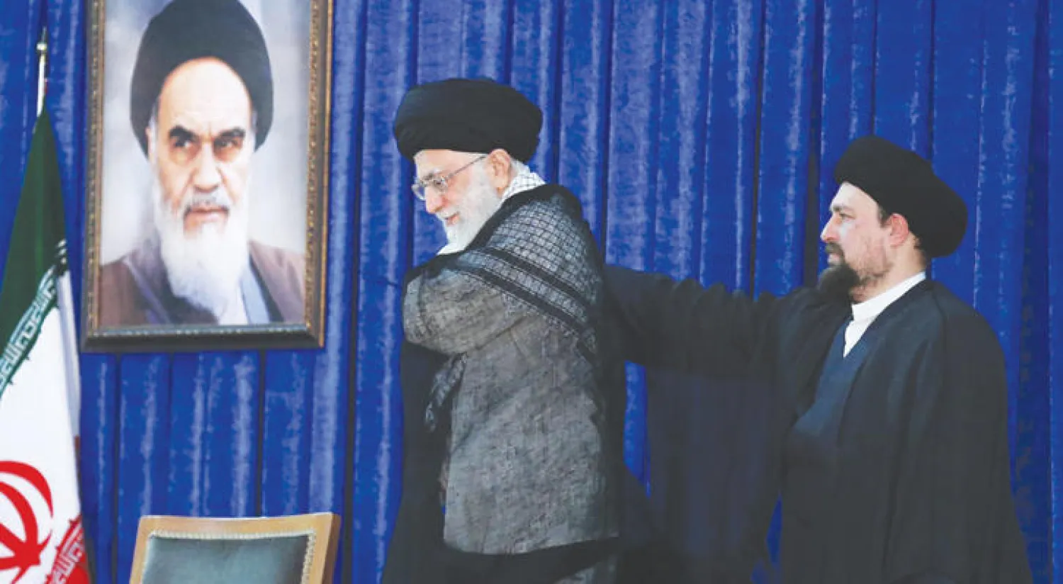 المرشد الإيراني علي خامنئي وحفيد المرشد الأول حسن الخميني في مراسم ذكرى وفاة الخميني الـ28 أمس في طهران (إيرنا)