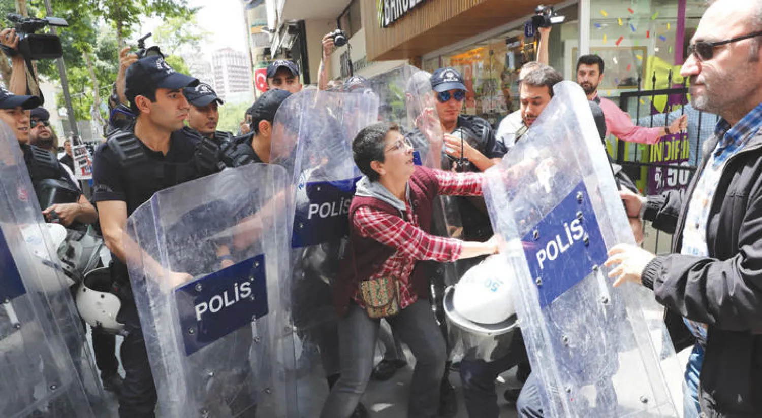 شرطة مكافحة الشغب تصد متظاهرين يحتجون على اعتقال ناشطين في أنقرة أول من أمس (أ.ف.ب)