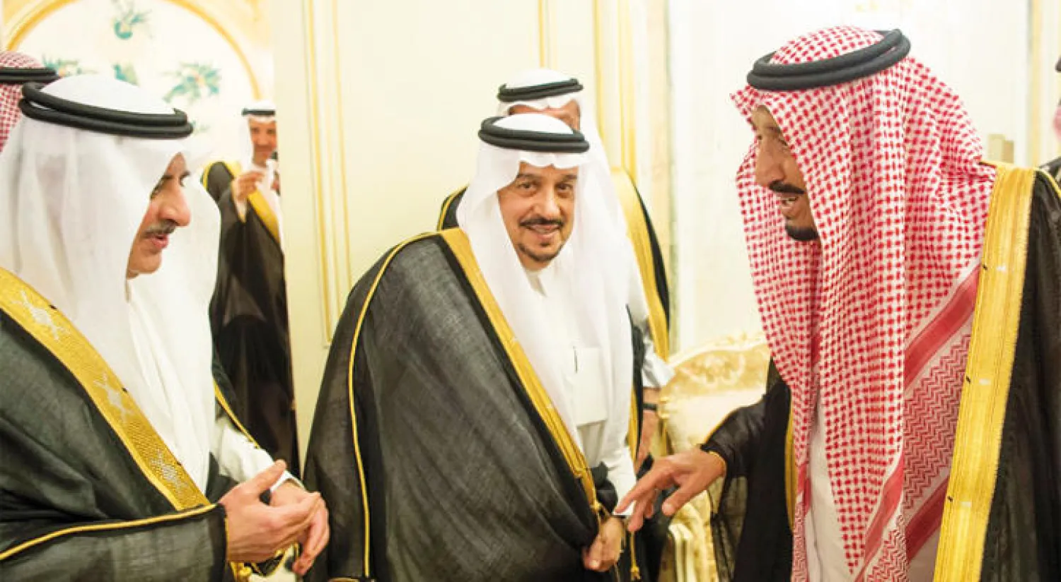 الملك سلمان في حديث مع الأمير فهد بن سلطان أمير منطقة تبوك ويبدو الأمير فيصل بن بندر أمير منطقة الرياض (واس)