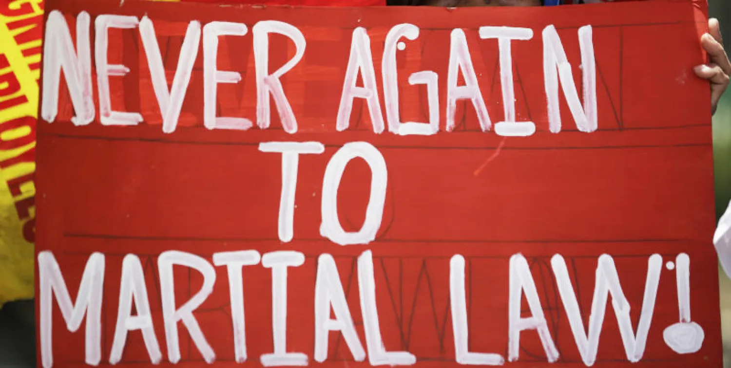 لافتة كتب عيلها «لا للأحكام العرفية» ضمن حملة نظمها النواب الفلبينيون لمطالبة القضاء بإنهائها (أ.ب)