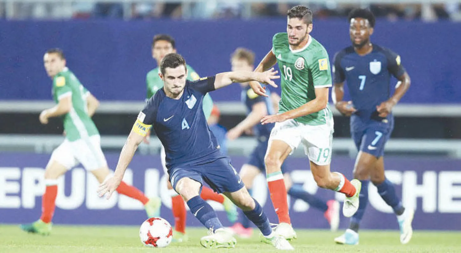 من مباراة إنجلترا والمكسيك في مونديال الشباب («الشرق الأوسط»)