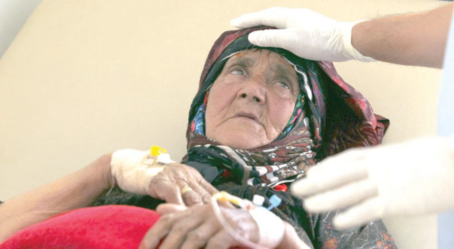 يمنية مصابة بالكوليرا تتلقى العلاج في صنعاء (إ.ب.أ)