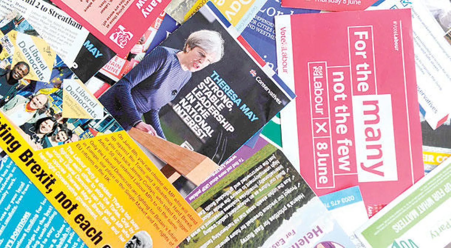 منشورات ترويجية للأحزاب البريطانية المتنافسة في الانتخابات التشريعية المقررة غداً في جميع أنحاء المملكة المتحدة (أ.ف.ب)