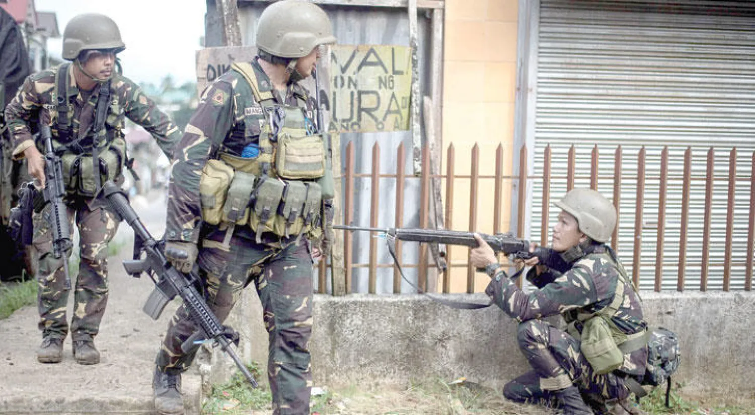 القوات الفلبينية خلال حصارها لأطراف مدينة مراوي بجنوب البلاد أمس (أ.ف.ب)