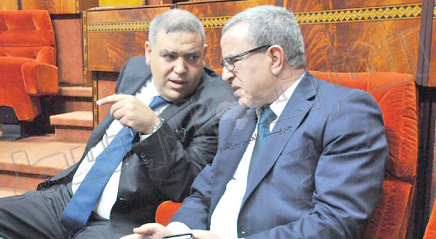 عبد الوافي لفتيت وزير الداخلية المغربي في حديث مع محمد أوجار وزير العدل في مجلس النواب أمس (تصوير: مصطفى حبيس)