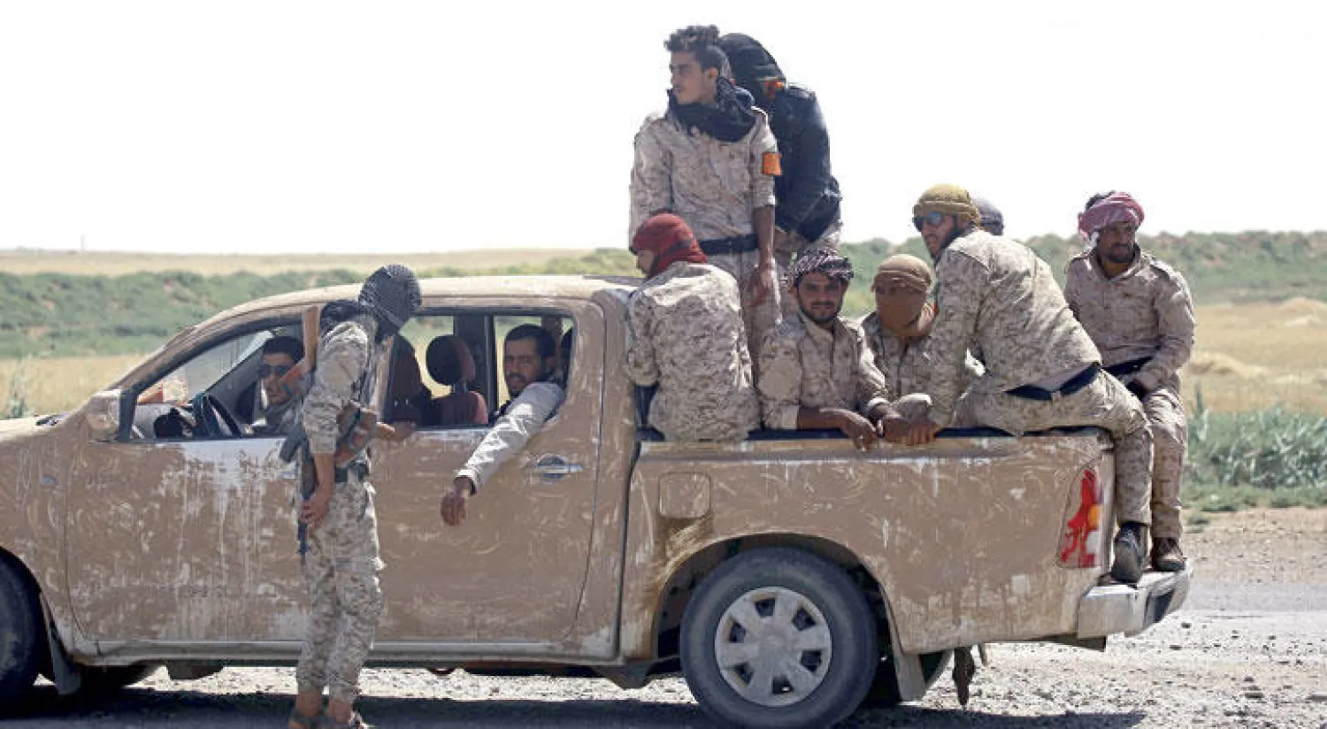 عناصر من «قوات سوريا الديمقراطية» خلال معركة الرقة أمس (أ.ف.ب)