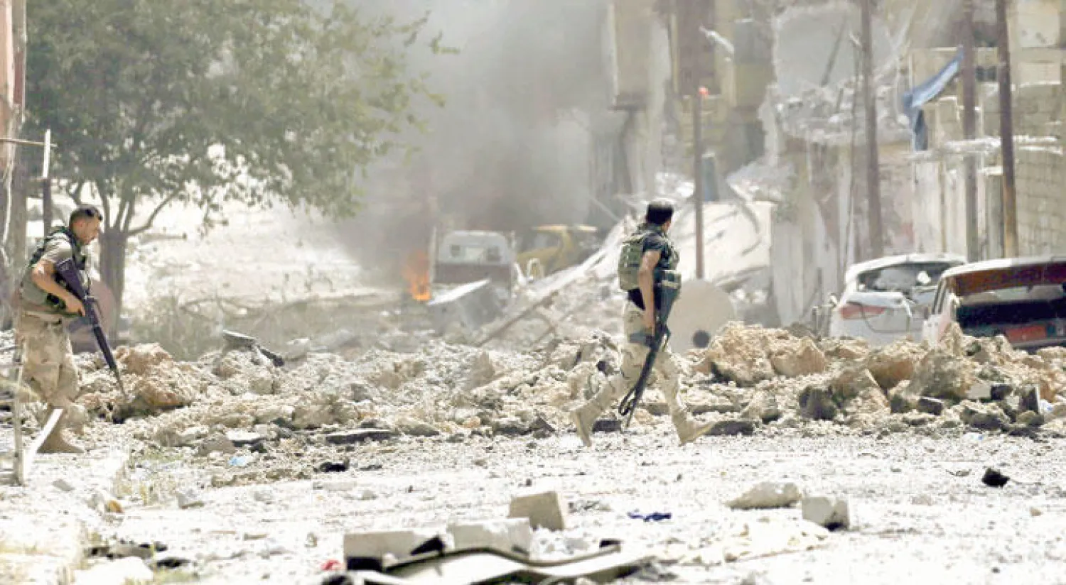 جنديان عراقيان خلال مواجهة مع «داعش» في حي الزنجيلي غرب الموصل أمس (رويترز)