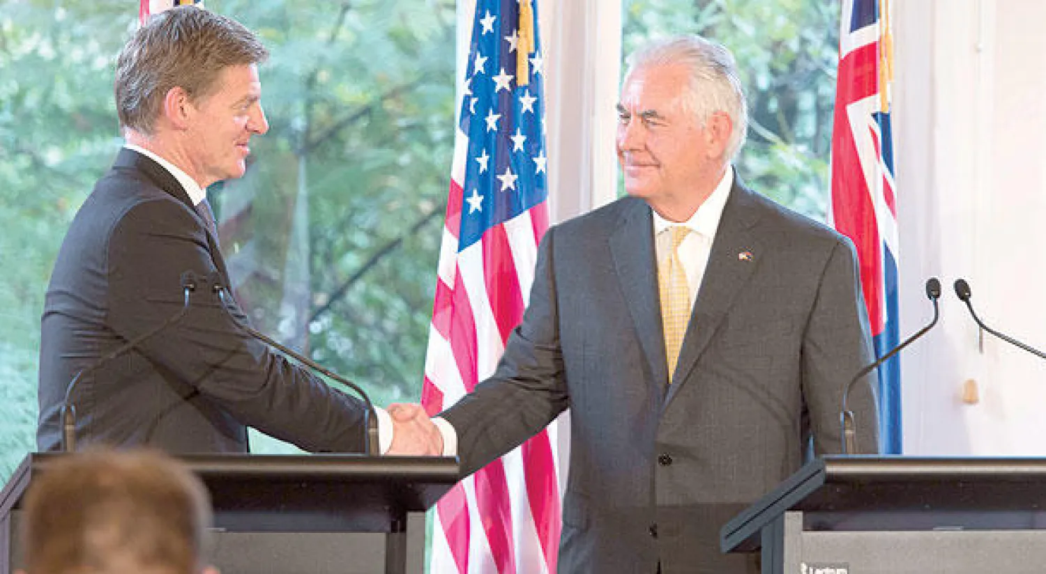 وزير الخارجية الأميركي خلال اجتماعه مع رئيس وزراء نيوزيلندا بيل انغليش في ويلينغتون أمس (أ.ب.أ)