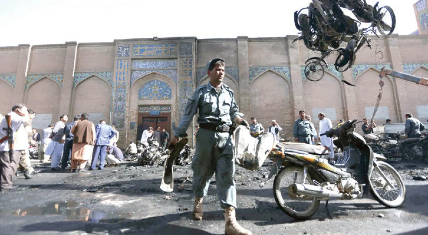 آثار التفجير بدراجة نارية في مدخل مسجد هراة أمس (إ.ب.أ)