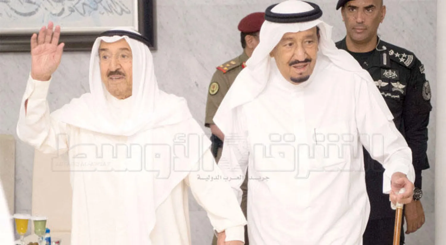 خادم الحرمين الشريفين مصطحباً أمير الكويت في قصر السلام بجدة حيث أقام حفل إفطار رمضاني على شرفه أمس (تصوير: بندر الجلعود)