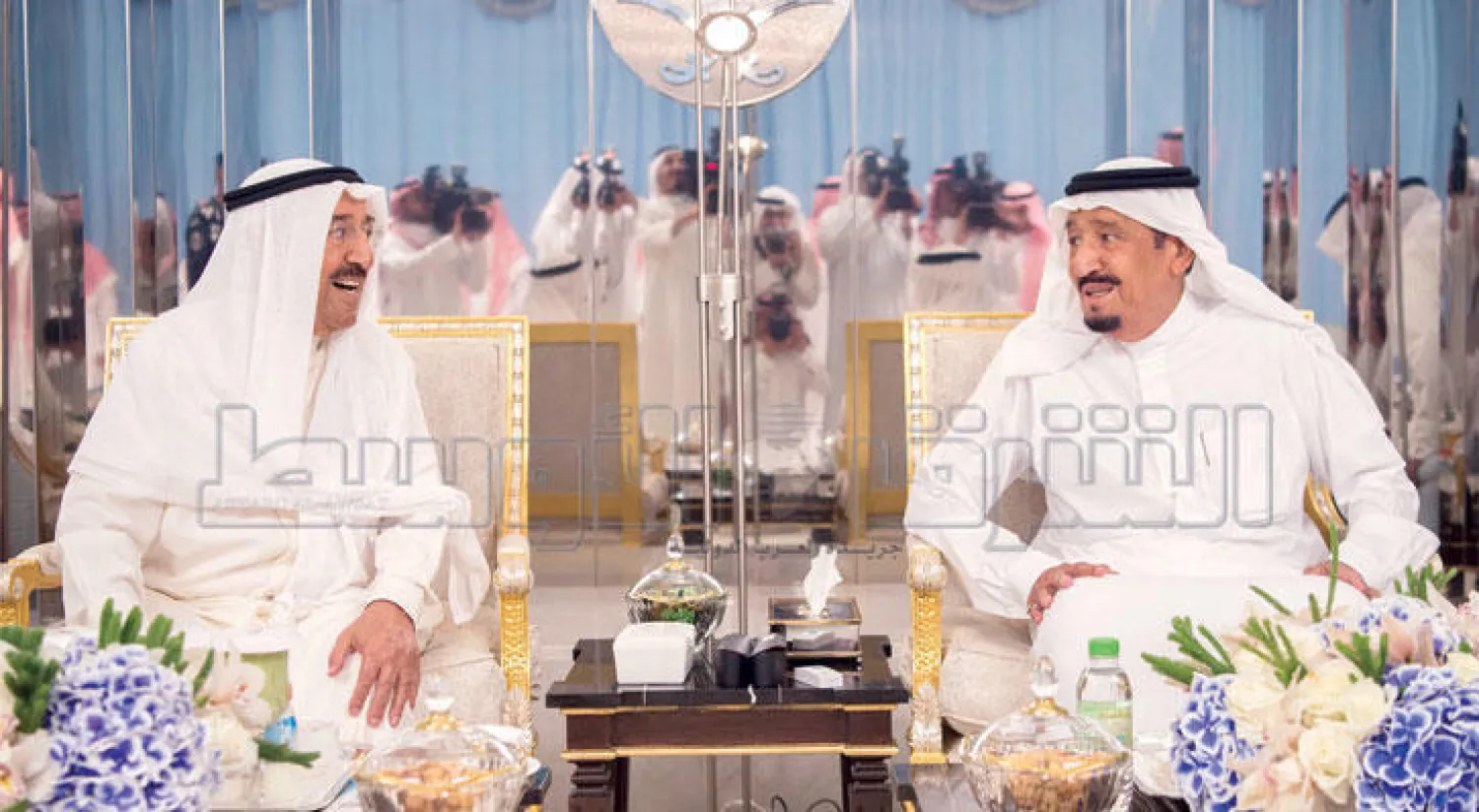 خادم الحرمين الشريفين لدى استقباله أمير الكويت الشيخ صباح الأحمد الجابر الصباح في قصر السلام بجدة أمس (تصوير: بندر الجلعود)