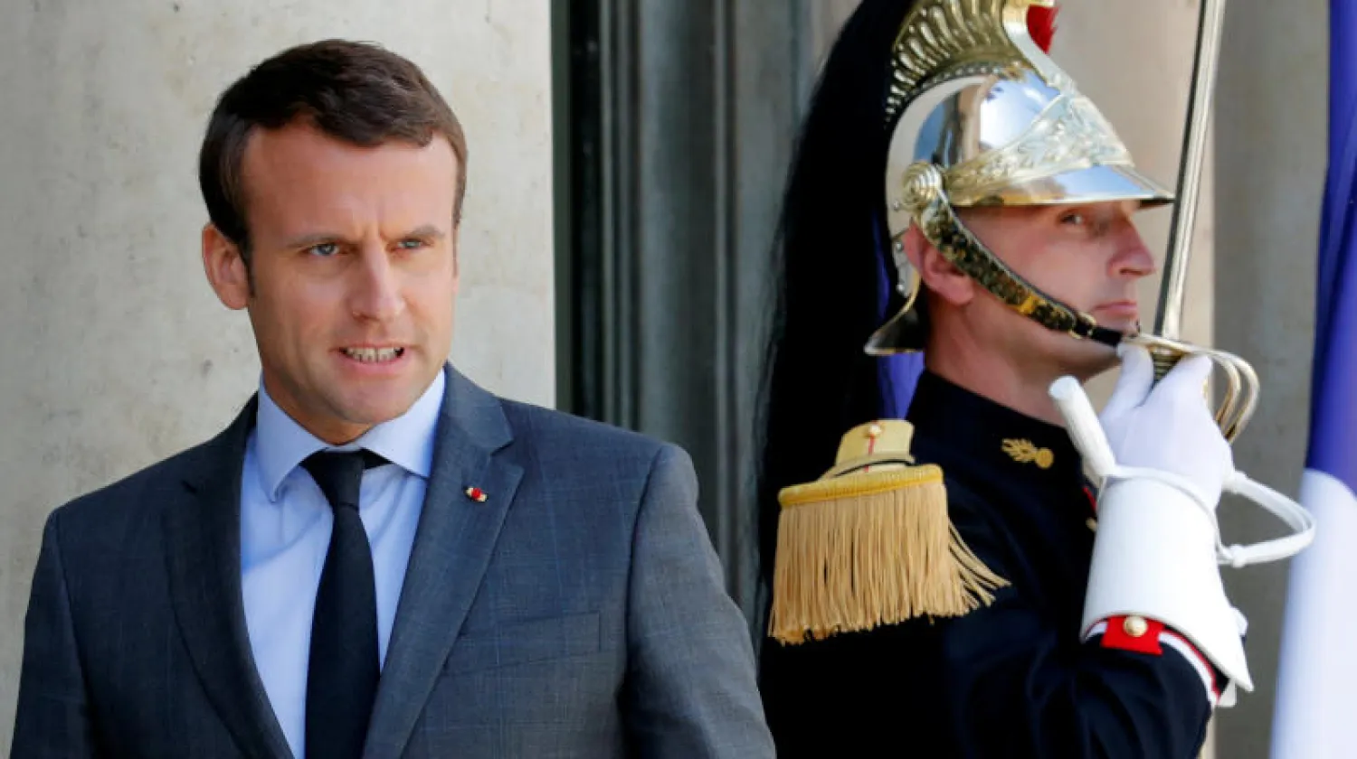 الرئيس الفرنسي إيمانويل ماكرون في باحة قصر الإليزيه (رويترز)