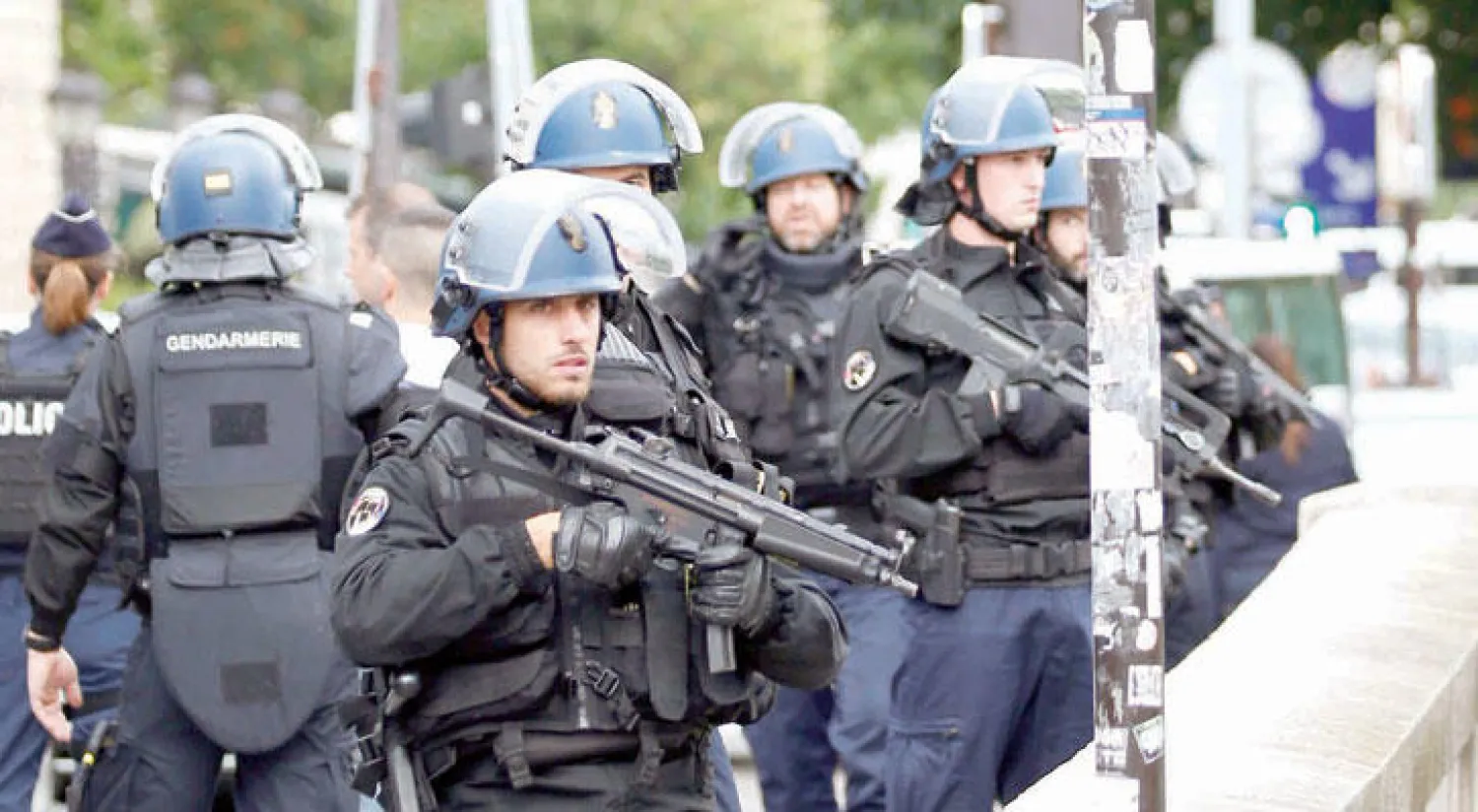 جنود وضباط الشرطة الفرنسية في موقع الاعتداء على شرطي بمطرقة أمام كاتدرائية نوتردام (رويترز)