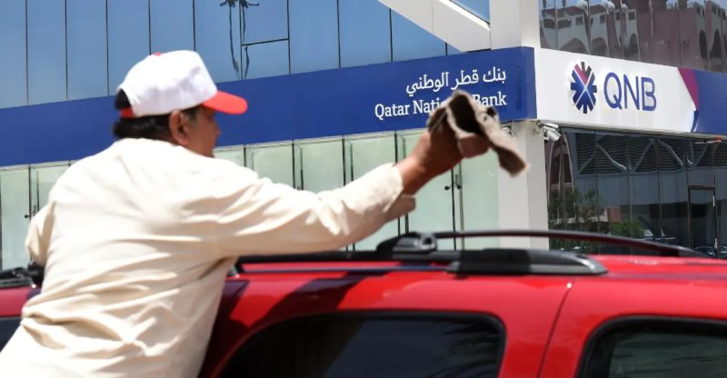 بعض البنوك التجارية في السعودية والإمارات تعلق تنفيذ معاملات مع البنوك القطرية (أ.ف.ب)