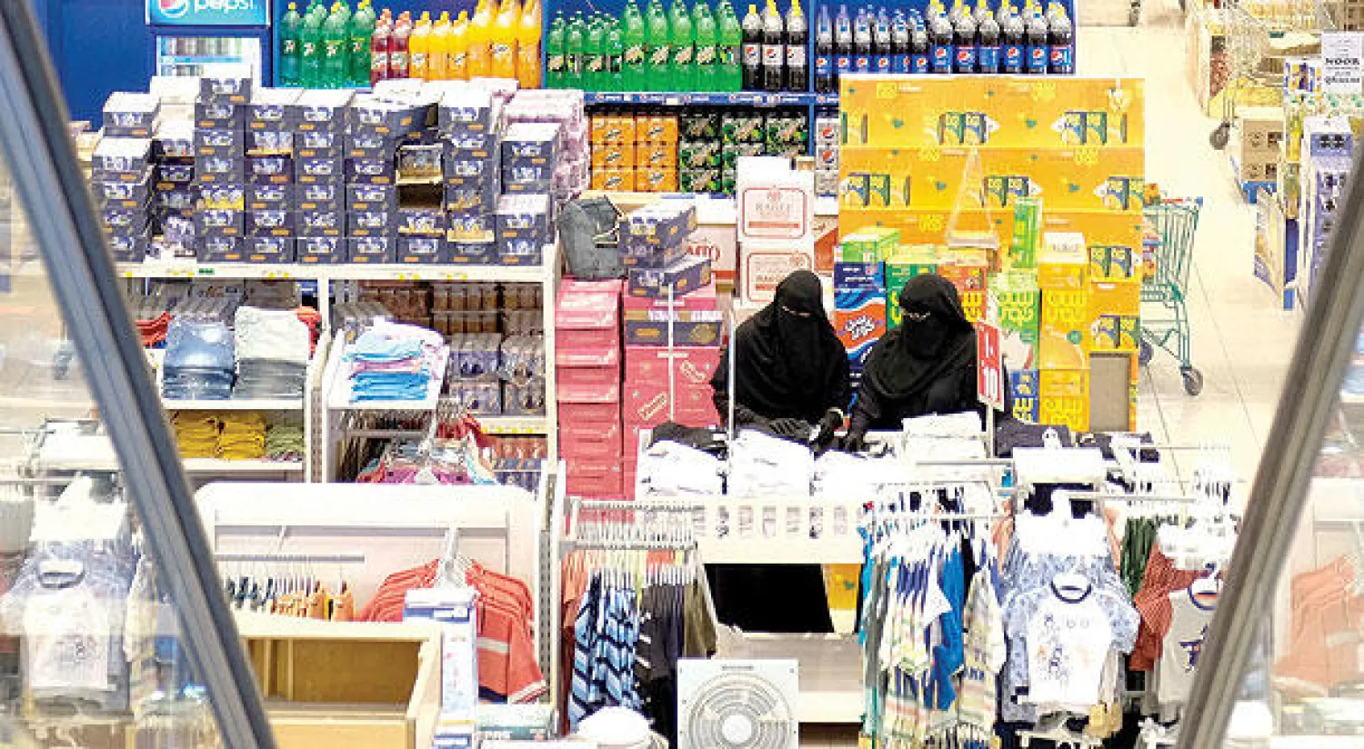 قطريتان تقبلان على شراء الحاجيات الضرورية في الدوحة (إ. ب. أ)