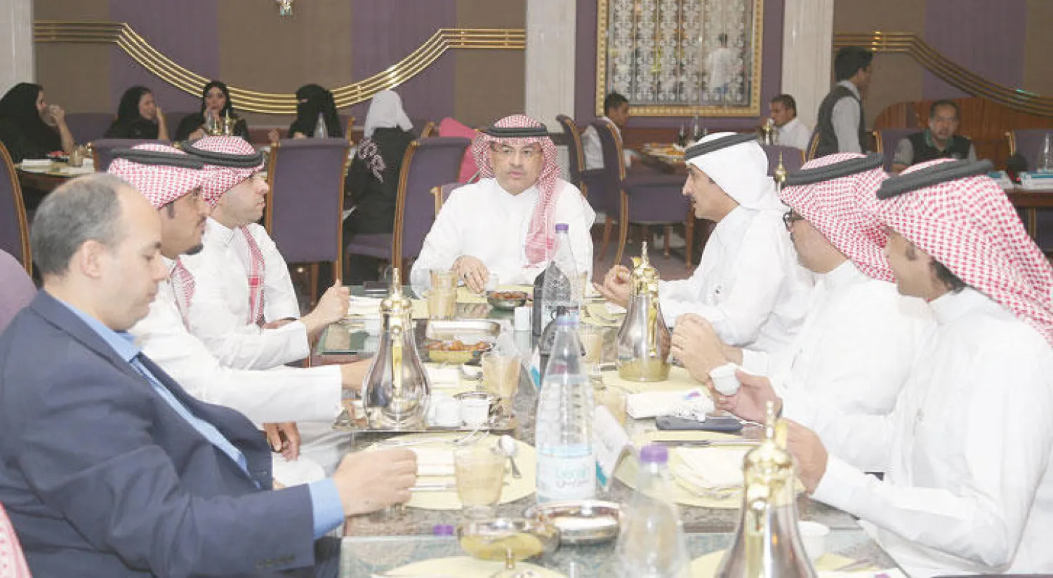 الدكتور غسان الشبل الرئيس التنفيذي والعضو المنتدب للمجموعة خلال حفل الافطار الذي اقيم في الرياض أمس ويبدو مدراء الإدارات والمسؤولون في المجموعة ({الشرق الأوسط})