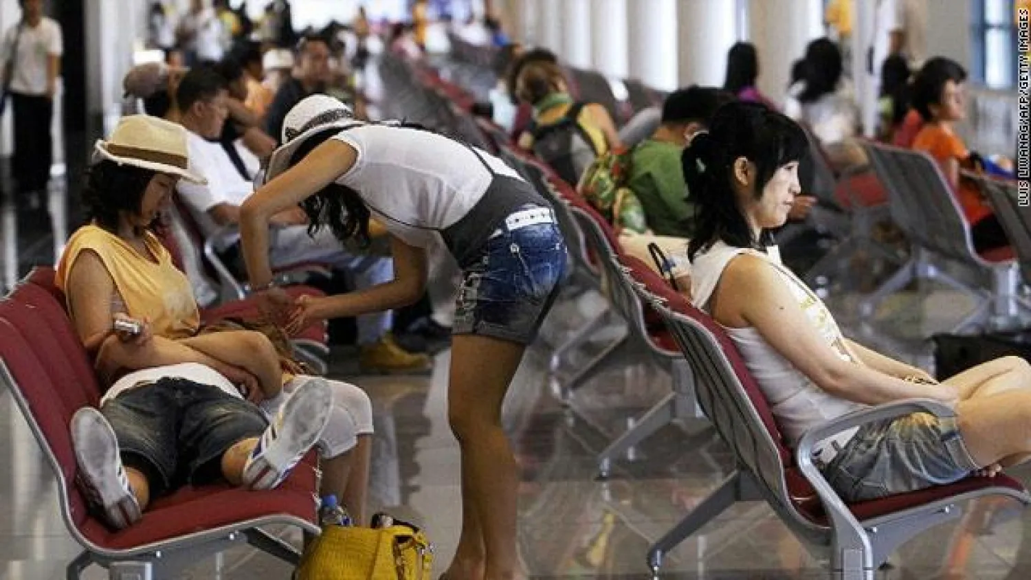مسافرون في مطار مانيلا (رويترز)