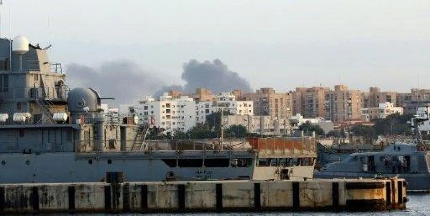 تصاعد الدخان جراء معارك في طرابلس (أ.ف.ب)