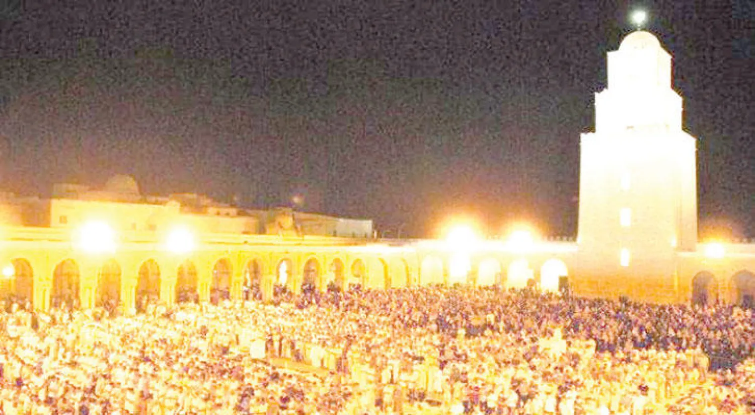 ساحة جامع عقبة توفر مكانا فسيحا لأداء صلاة التراويح في أمان ودون اكتظاظ