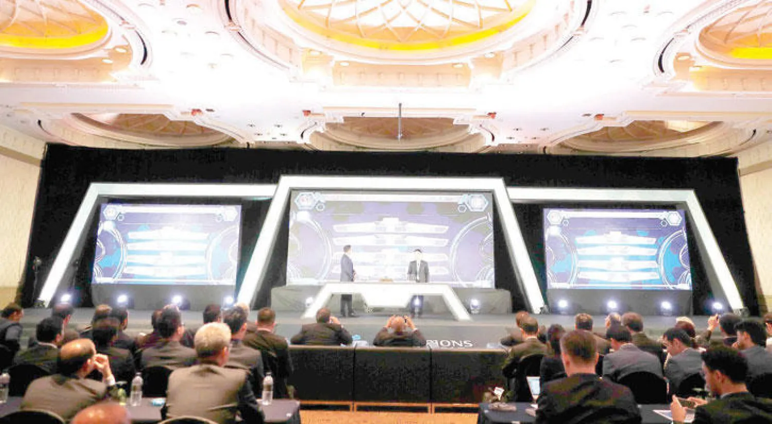 من مراسم قرعة دور الثمانية في دوري أبطال آسيا أمس (أ.ب)