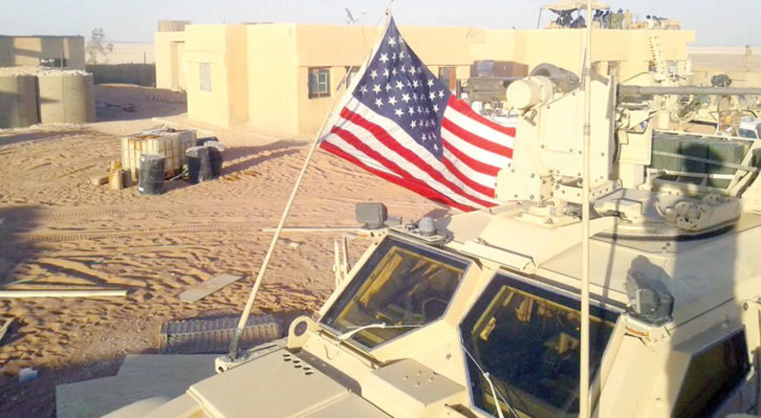 صورة وزعها فصيل «مغاوير الثورة» المدعوم من التحالف الدولي لقاعدة التنف قرب الحدود السورية - العراقية - الأردنية