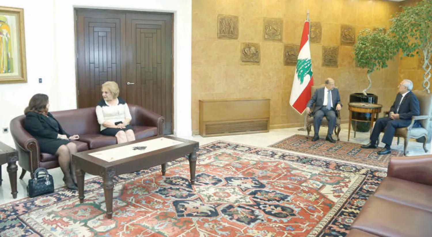 الرئيس اللبناني ميشال عون التقى أمس في قصر بعبدا الرئيس اللبناني السابق ميشال سليمان بحضور حرميهما (دالاتي ونهرا)