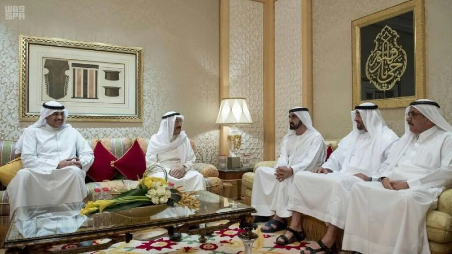 نائب رئيس الإمارات وولي عهد أبوظبي خلال اجتماعهم مع أمير الكويت (وام)