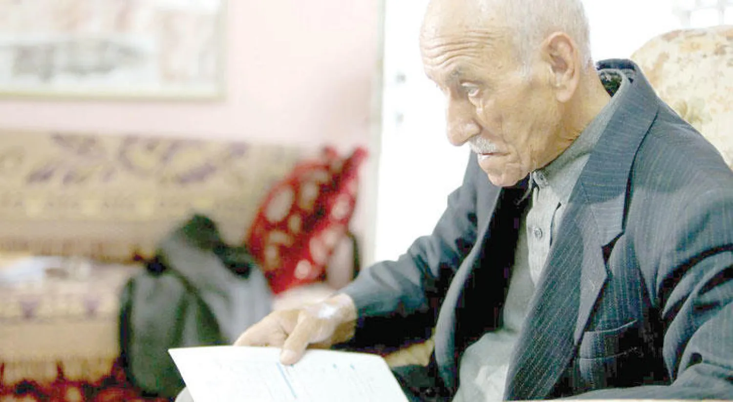 أبو عجمية يذاكر للامتحانات