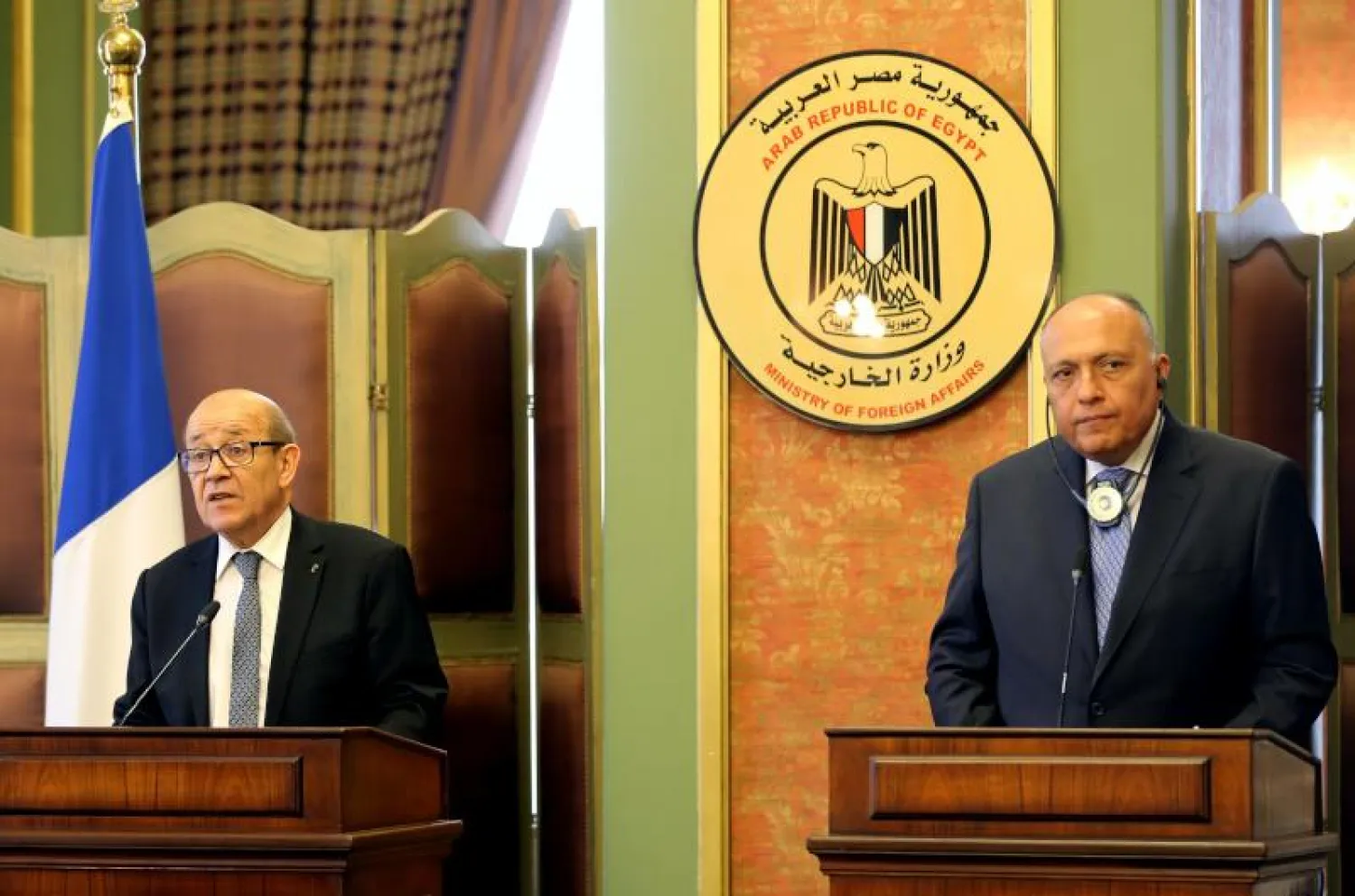 وزيرا خارجية مصر وفرنسا سامح شكري وجان إيف لودريان (أ.ف.ب)