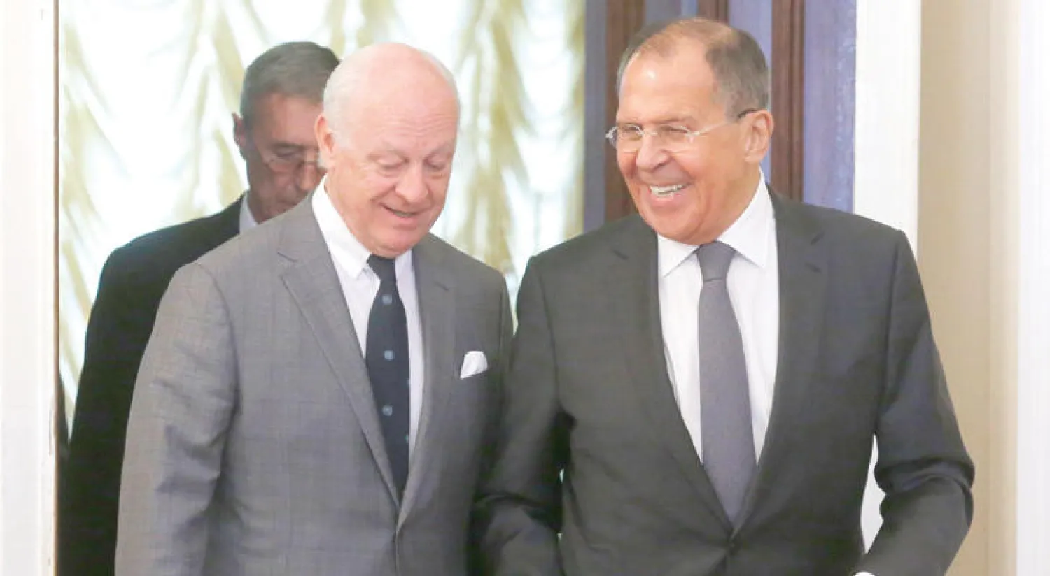 لافروف مستقبلاً المبعوث الأممي إلى سوريا أمس (إ.ب.أ)