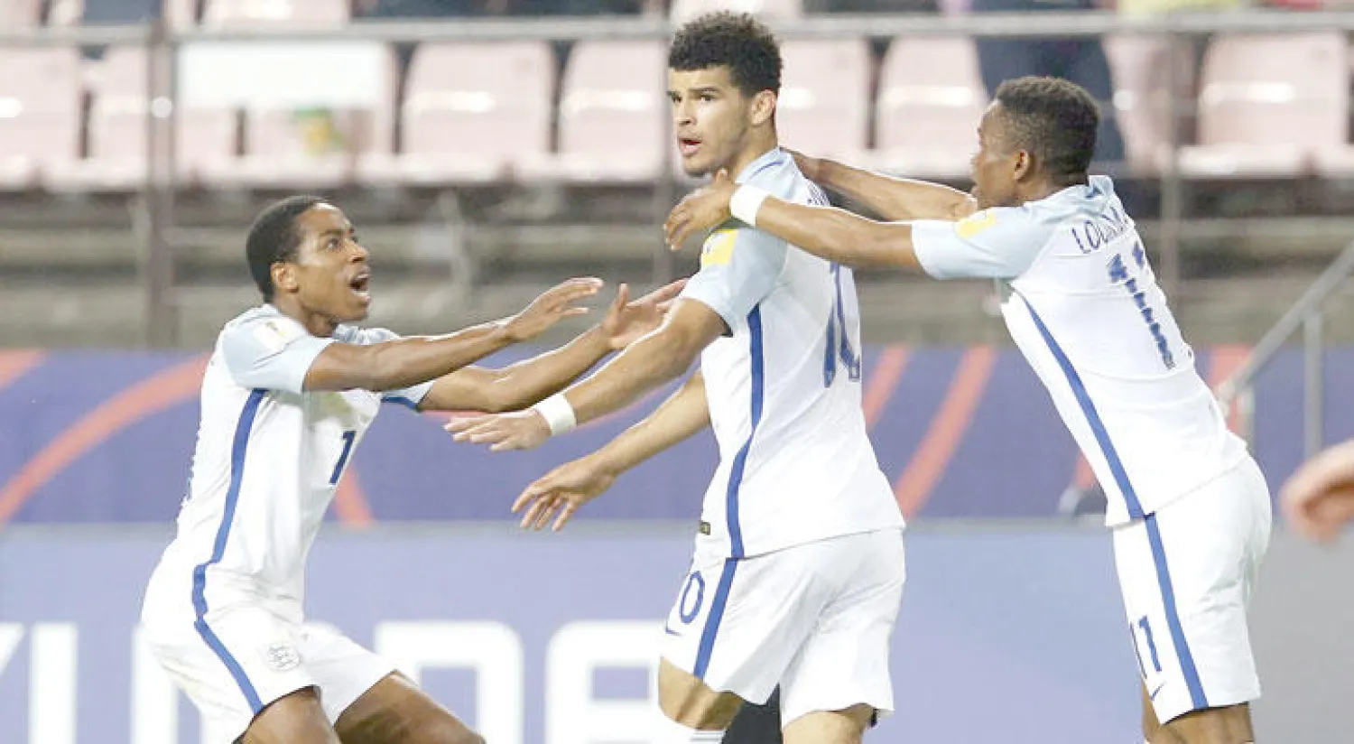 سولانكي (في الوسط) يتلقى التهاني بعد أن سجل هدفين لمنتخب إنجلترا (إ.ب.أ)