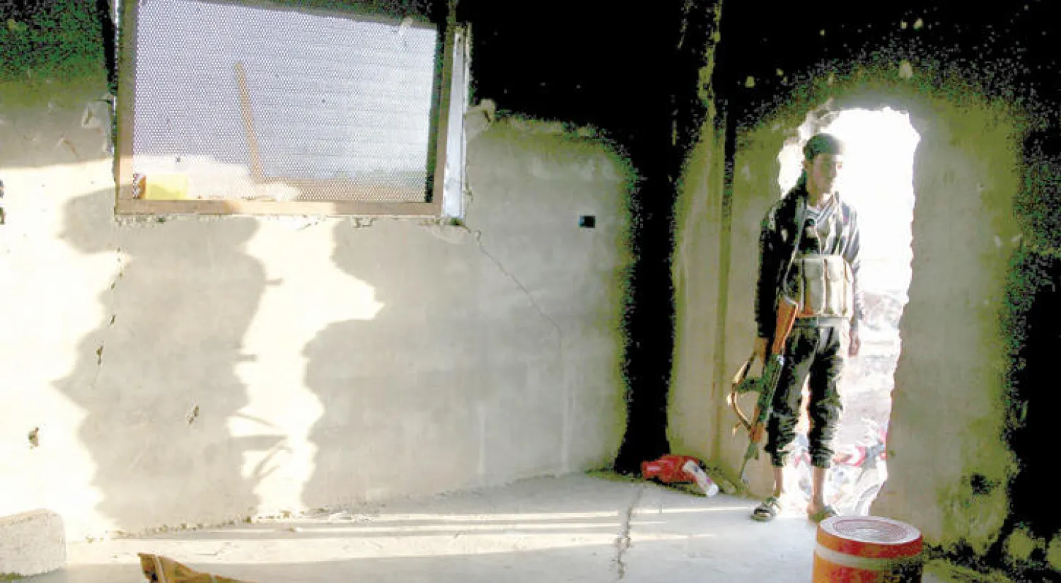 مقاتل من الجيش السوري الحر في درعا جنوب سوريا في مهمة حراسة قبل الإفطار (رويترز)