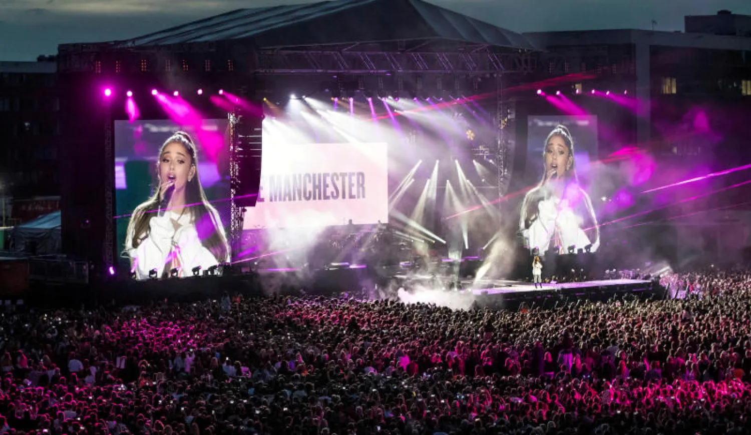 آريانا غراندي تحيي حفلاً في باريس (لايف آريانا)