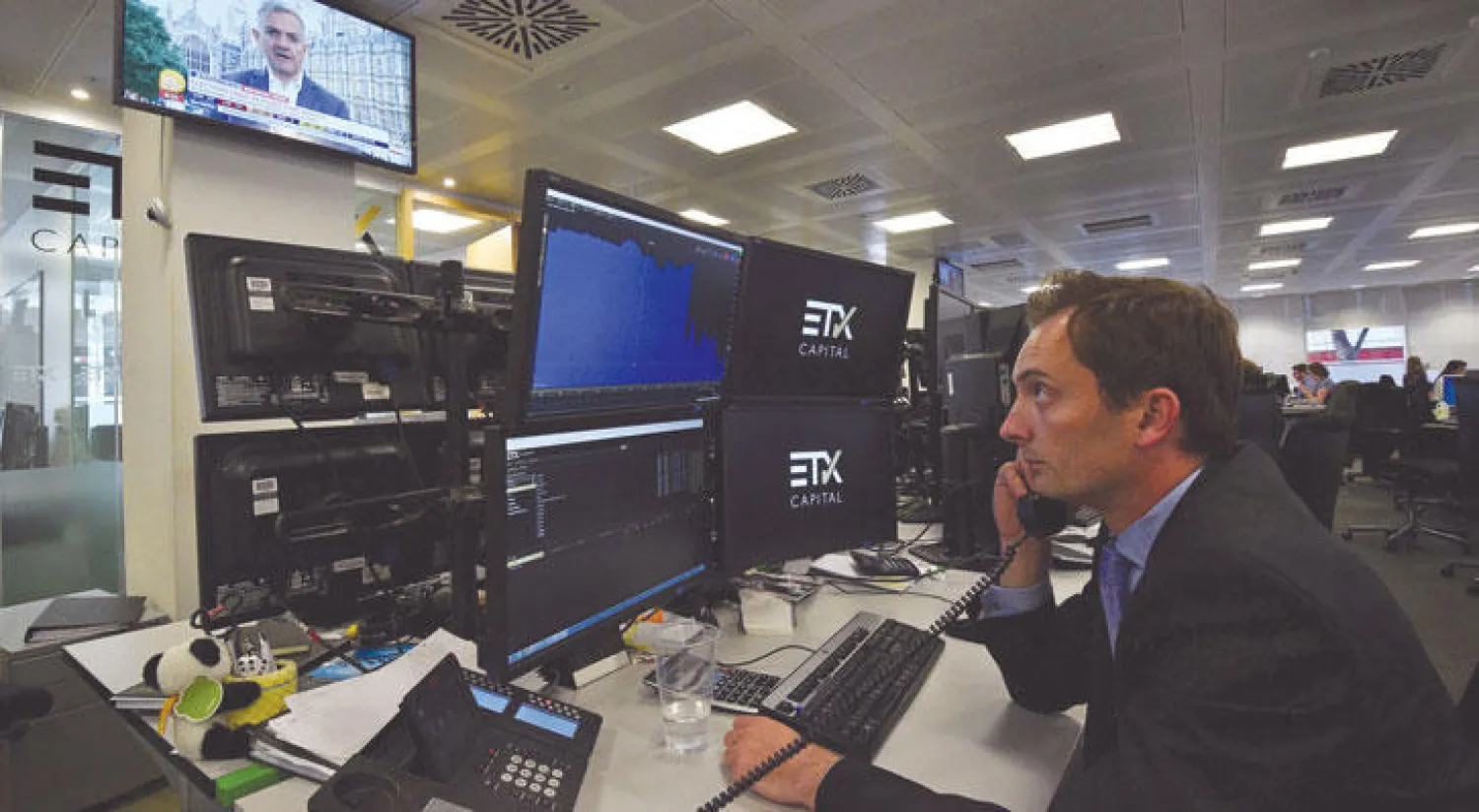 تراجع الجنيه الإسترليني بنسبة نحو 2 في المائة إثر خسارة رئيسة الوزراء البريطانية تيريزا ماي الغالبية المطلقة في البرلمان (أ.ف.ب)