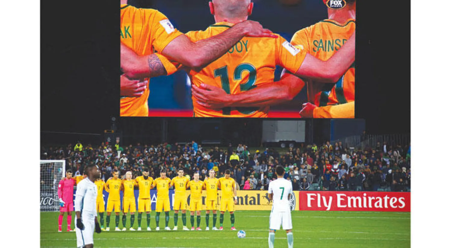 لاعبو منتخب أستراليا خلال دقيقة الصمت على ضحايا هجمات لندن («الشرق الأوسط»)