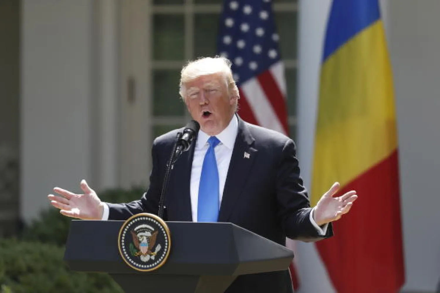 دونالد ترمب خلال مؤتمر صحافي في حديقة الورود بالبيت الأبيض في واشنطن (آ.ب)